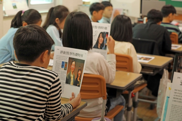 선배 노벨상 수상 기쁨을 함께 - 한강 작가를 배출한 광주 북구 효동초등학교의 한 교실에서 11일 오전 노벨문학상 수상과 관련한 수업을 진행하고 있다. 2024.10.11. 광주 뉴스1