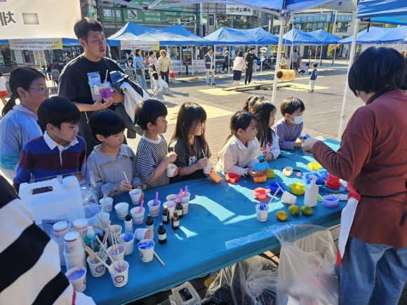 서울 성북구가 지난 12일 연 전통민속놀이 한마당 축제에서 어린이들이 비누만들기를 체험하고 있다.   성북구 제공