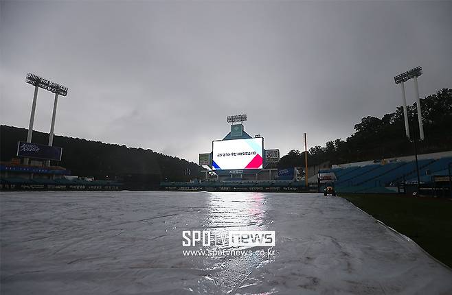 ▲ 14일 플레이오프 2차전 우천 취소 결정이 내려진 대구삼성라이온즈파크 ⓒ곽혜미 기자