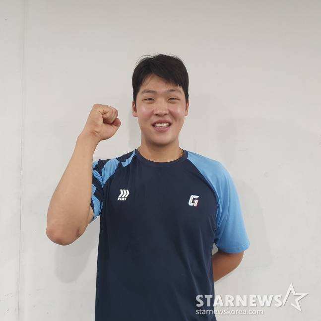 롯데 이민석이 14일 광주-기아챔피언스필드에서 펼쳐진 KIA와 연습경기를 마친 뒤 포즈를 취하고 있다. /사진=김동윤 기자