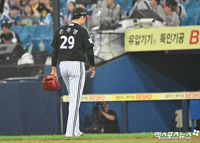 LG 투수 손주영은 15일 대구 삼성라이온즈파크에서 열린 '2024 신한 SOL Bank KBO 포스트시즌' 삼성과 플레이오프(5전 3승제) 2차전에서 선발 등판했다. 이날 4⅓이닝 4실점(3자책점)을 기록하며 고개 숙였다. 대구, 김한준 기자