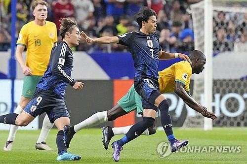 일본 축구대표팀은 15일(한국시간) 일본 사이타마에 위치한 사이타마 스타디움 2002에서 열린 호주와의 2026 국제축구연맹(FIFA) 북중미 월드컵(캐나다·미국·멕시코 공동 개최) 아시아 지역 3차예선 C조 4차전에서 1-1 무승부를 거뒀다. 이날 일본은 수비수의 자책골로 실점을 허용하며  A매치 8연승과 8경기 연속 무실점 기록을 마감했다. 연합뉴스