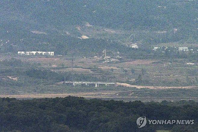 경의선 도로 인근에 쌓인 흙더미 (파주=연합뉴스) 임병식 기자 = 북한이 경의선과 동해선 도로 폭파를 준비하는 정황이 우리 군 감시장비에 포착된 가운데 14일 경기도 파주시 접경지역에서 바라본 서부전선 비무장지대(DMZ) 북측 지역의 경의선 도로 위 구조물 인근에 흙더미가 쌓여 있다. 2024.10.14 andphotodo@yna.co.kr