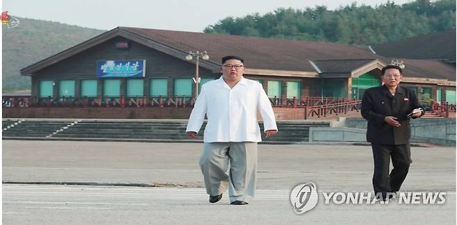 김정은, 금강산관광 현지지도  "남측시설 싹 들어내고 우리식으로" (서울=연합뉴스) 김정은 북한 국무위원장이 금강산관광지구를 현지지도하고 금강산에 설치된 남측 시설 철거를 지시했다고 조선중앙TV가 23일 보도했다. 사진은 중앙TV가 공개한 김 위원장의 시찰 모습. 2019.10.23     [국내에서만 사용가능. 재배포 금지. For Use Only in the Republic of Korea. No Redistribution] nkphoto@yna.co.kr