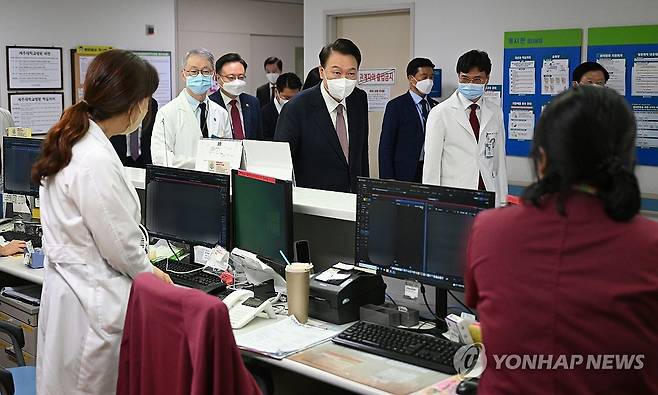 윤석열 대통령, 제주대병원 의료진 격려 (제주=연합뉴스) 홍해인 기자 = 윤석열 대통령이 15일 제주특별자치도 제주대병원을 찾아 의료진들을 격려하고 있다. 2024.10.15 [대통령실 제공. 재판매 및 DB 금지] hihong@yna.co.kr