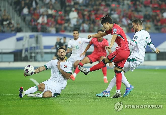 슛하는 배준호 (용인=연합뉴스) 김성민 기자 = 15일 경기도 용인미르스타디움에서 열린 북중미월드컵 아시아 지역 3차 예선 B조 4차전 대한민국 대 이라크의 경기. 한국 배준호가 슛을 하고 있다. 2024.10.15 ksm7976@yna.co.kr