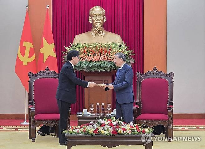 장호진 외교안보특보, 베트남 당서기장 겸 국가주석 예방 (서울=연합뉴스) 홍해인 기자 = 윤석열 대통령 특사 자격으로 베트남을 방문한 장호진 대통령 외교안보특보가 15일(현지시간) 또 럼 베트남 당서기장 겸 국가주석을 예방해 윤 대통령의 친서를 전달하고 있다. 2024.10.15 [대통령실 제공. 재판매 및 DB 금지] hihong@yna.co.kr