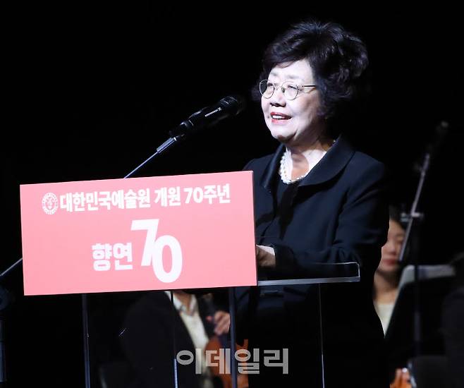 신수정 대한민국예술원 회장이 지난 4일 서울 중구 국립극장 해오름극장에서 열린 대한민국 예술원 개원 70주년 ‘향연70’에서 개회사를 하고 있다. (사진=김태형 기자)