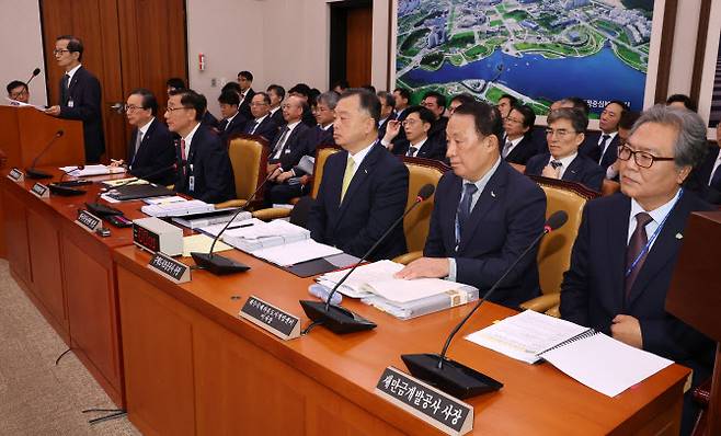 16일 오전 열린 국회 국토교통위원회의 한국부동산원, 주택도시보증공사 등에 대한 국정감사에서 손태락 한국부동산원 원장 등이 업무보고를 하고 있다. 왼쪽부터 손태락 한국부동산원 원장, 이강훈 한국해외인프라도시개발지원공사 사장, 어명소 한국국토정보공사 사장, 유병태 주택도시보증공사 사장, 양영철 제주국제자유도시개발센터 이사장, 나경균 새만금 개발공사 사장. (사진=연합뉴스)