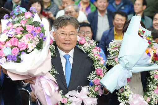 10.16보궐선거일인 16일 장세일 영광군수 후보가 당선이 확실시 되자 선거캠프에서 지지자들과 만세를 부르고 있다. (사진=뉴스1)