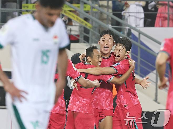 15일 오후 경기 용인시 처인구 용인미르스타디움에서 열린 2026 국제축구연맹(FIFA) 북중미 월드컵 아시아 3차 예선 B조 4차전 대한민국과 이라크의 경기에서 후반전 대한민국 오현규가 골을 넣은 뒤 기쁨을 나누고 있다. 2024.10.15/뉴스1 ⓒ News1 구윤성 기자