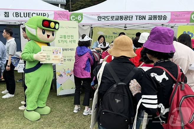 16일 충북 청주시 소재 청남대에서 열린 ‘2024 대한민국 노인 일자리 박람회’에서 어르신이 교통안전 서약에 참여하고 있다.(한국도로교통공단 제공)/뉴스1