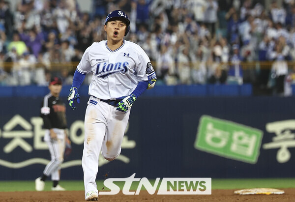 15일 오후 대구 수성구 삼성라이온즈파크에서 열린 2024 KBO 포스트시즌 플레이오프 2차전 LG 트윈스와 삼성 라이온즈의 경기, 7회말 1사 주자 1루 상황에서 삼성 김헌곤이 홈런을 치고 베이스를 돌고 있다. 사진┃뉴시스