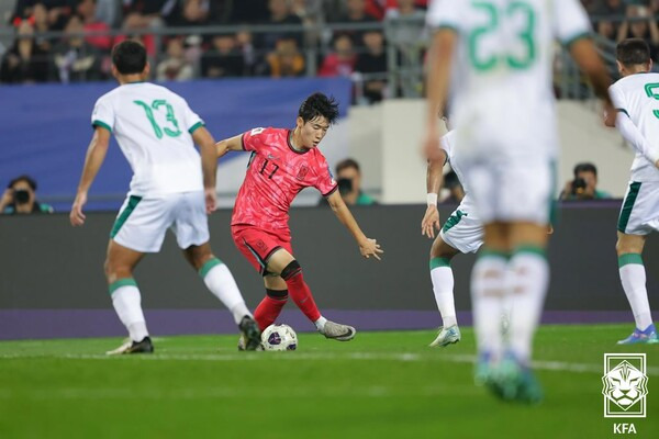 배준호가 15일 용인미르스타디움에서 치러진 이라크와의 2026 국제축구연맹(FIFA) 북중미 월드컵 아시아 지역 3차 예선 B조 4차전에서 드리블을 시도 중이다. 사진┃대한축구협회