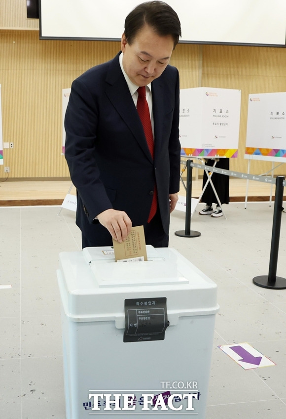 윤석열 대통령이 16일 오전 서울 용산공예관 투표소에서 재보궐선거에 한표를 행사했다. 윤 대통령이 4월 5일 부산 명지1동 행정복지센터에서 제22대 국회의원선거 사전투표를 하며 투표함에 용지를 투입하고 있다. /뉴시스