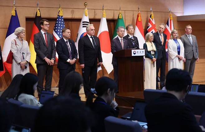 김홍균 외교부 1차관이 16일 오후 정부서울청사 별관 외교부에서 대북제재 관련 대외 발표를 하고 있다. [이미지출처=연합뉴스]