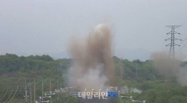 합동참모본부는 15일 북한군이 이날 12시경 경의선 및 동해선 일대에서 연결도로 차단 목적(추정)의 폭파 행위를 자행했다며 현재는 중장비를 투입해 추가 작업을 진행 중이라고 전했다. 사진은 북한의 경의선 도로 폭파 장면. ⓒ합동참모본부