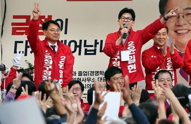 한동훈 국민의힘 대표가 9일 부산 금정구 부산대학교 정문 앞에서 열린 집중유세에 참석, 윤일현 금정구청장 보궐선거 후보의 지지를 호소하고 있다. ⓒ뉴시스