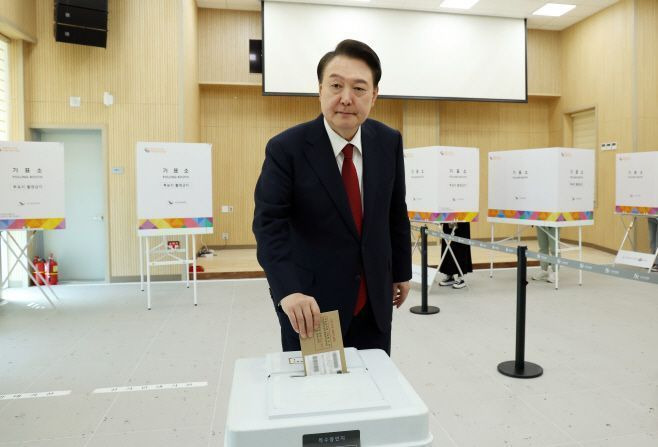 윤석열 대통령이 지난 총선 당시 부산에서 사전투표를 하고 있다. ⓒ연합뉴스