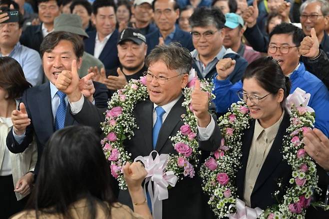 더불어민주당 장세일 영광군수 당선인이 10·16 재·보궐선거가 치러진 16일 오후 전남 영광군 선거사무실에서 지지자에게 꽃목걸이를 선물받은 뒤 엄지를 치켜세우고 있다. ⓒ뉴시스