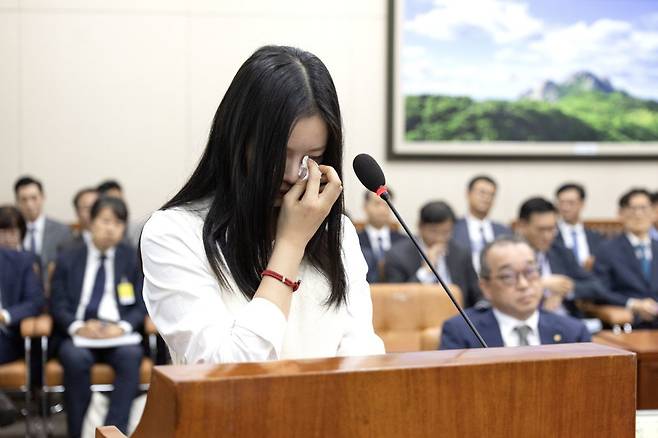 아이돌 그룹 뉴진스의 하니가 15일 국회 환경노동위원회 국정감사에 참고인으로 출석해 ‘직장 내 따돌림’을 당했다고 호소하며 눈물을 흘리고 있다. 사진공동취재단