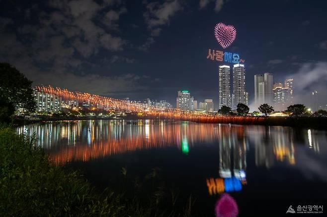 2024 울산공업축제 개막일에 펼쳐진 낙화놀이. 폭 120m의 태화강 수면 위를 가로지르며 장관을 연출했다. 울산시 제공