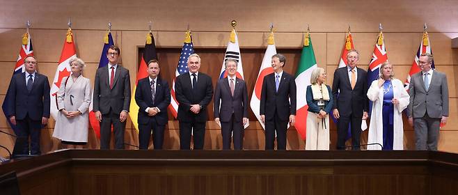 김홍균 외교부 1차관(가운데)이 16일 오후 정부서울청사 별관 외교부에서 대북 제재 관련 대외 발표에 앞서 커트 캠벨 미국 국무부 부장관(왼쪽 다섯째), 오카노 마사타카 일본 외무성 사무차관(오른쪽 다섯째)을 비롯한 다국적제재모니터링팀(MSMT) 참여국 주한 대사들과 함께 기념사진을 찍고 있다. 공동취재사진