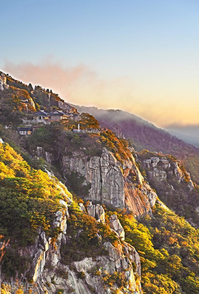 보리암과 주변 산자락이 아침 햇살에 붉게 물들었다.