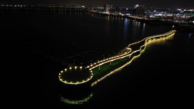 시흥시가 10일부터 가동을 시작한 거북섬 '경관브릿지' 야간조명. 시흥시 제공