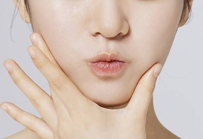 피부 탄력을 높이려면 레티놀 성분 화장품 쓰기, 수분크림 충분히 바르기, 리프팅 레이저받기 등의 방법을 고려해볼 수 있다./사진=클립아트코리아