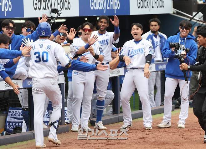 2024 프로야구 KBO 포스트시즌 삼성라이온즈와 LG트윈스의 플레이오프(PO) 1차전 경기가 13일 오후 대구삼성라이온즈파크에서 열렸다. 4회말 무사 김영웅이 솔로홈런을 치고 홈인해 동료들의 축하를 받고 있다. 대구=김민규 기자 mgkim1@edaily.co.kr /2024.10.13/