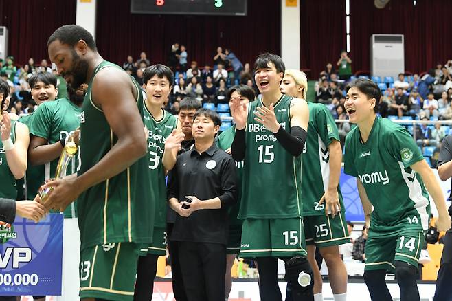 컵대회 우승을 차지한 DB.    사진=KBL 제공