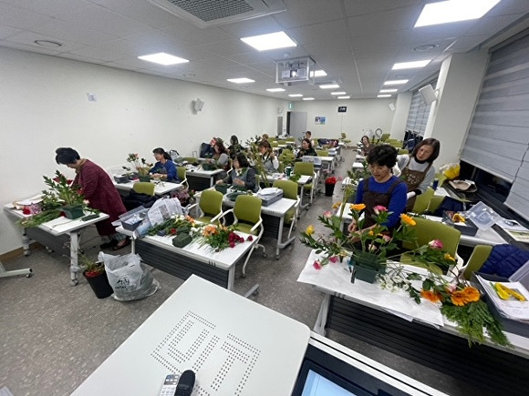 경상남도 산청군 평생교육학습반 화훼장식기능사 반원들이 꽃꽂이 수업을 하고 있다. [사진=경상남도 산청군]