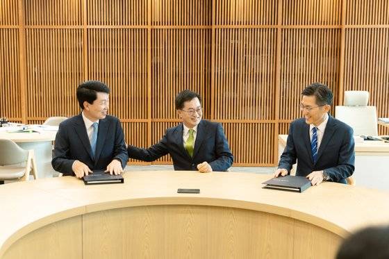 김동연 경기지사가 지난 8일 임명된 이필수 경기의료원장(오른쪽), 김민철 시장상권진흥원장(왼쪽)과 대화하고 있다. [사진 경기도]