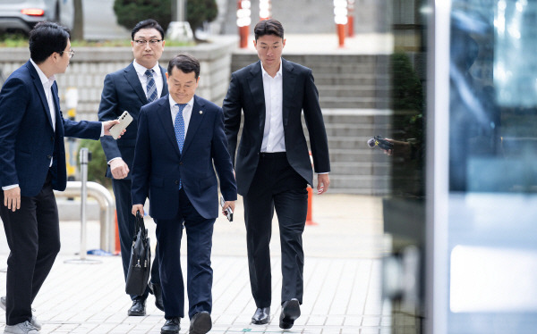 불법 촬영 혐의를 받는 축구선수 황의조가 16일 오전 서울 서초구 서울중앙지방법원에서 열린 성폭력범죄의 처벌 등에 관한 특례법 위반 혐의 관련 1차 공판에 출석하기 위해 법정으로 향하고 있다. 연합뉴스