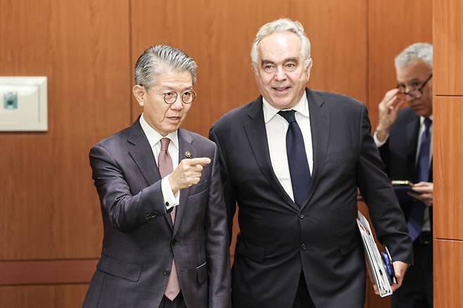 South Korea's First Vice Foreign Minister Kim Hong-kyun (left) and US Deputy Secretary of State Kurt Campbell met for their talks at the foreign ministry in Seoul on Wednesday, ahead of trilateral talks with their Japanese counterpart. (Yonhap)