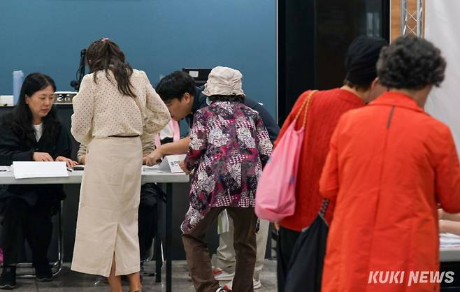 16일 서울 구로구 구로아트밸리 1층 로비에 마련된 투표소에서 시민들이 투표를 하기 위해 대기하고 있다.