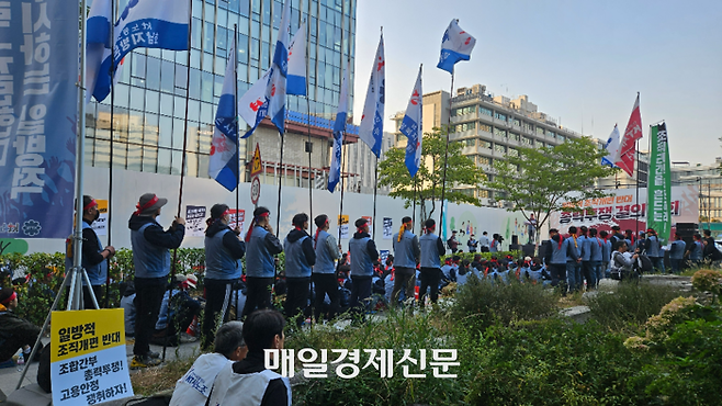 KT 노동조합 간부진이 16일 오후 서울 광화문 KT 사옥 앞에서 조직개편에 반대하는 시위를 벌이고 있다. [이가람 기자]