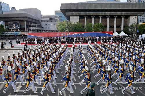 건군 76주년 국군의날 시가행진이 열린 1일 서울 광화문 광장 관람 무대 앞을 육군사관학교 생도들이 이동하고 있다. [사진=연합뉴스]