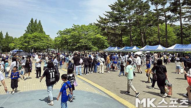 울산 HD 홈경기 날이면 울산문수축구경기장은 축제 분위기다. 사진=이근승 기자