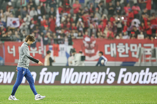 홍명보 축구대표팀 감독이 자신을 향한 야유가 들리지 않는 것에 대해 "잘 모르겠다"고 짧게 답했다. 사진은 지난 15일 이라크전 승리 후 그라운드로 향하는 홍 감독의 모습. /사진=뉴스1