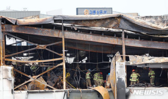 지난 6월 25일 오전 경기 화성시 서신면 일차전지 제조 공장 아리셀 건물 화재 현장에서 소방대원들이 수색 작업을 하고 있다. 사진공동취재단