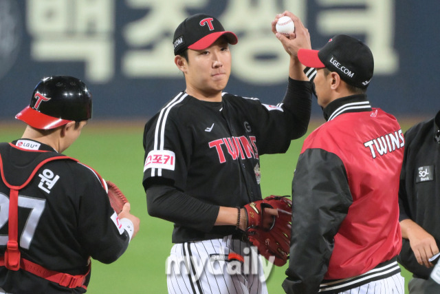 LG 선발 손주영이 15일 대구 삼성라이온즈파크에서 열린 '2024 프로야구 KBO 포스트 시즌' 삼성라리온즈와 LG트윈스 플레이오프(PO) 2차전 경기 5회말 1사 삼성 전병우에게 볼넷을 내주고 교체 됐다./대구 = 한혁승 기자 hanfoto@mydaily.co.kr