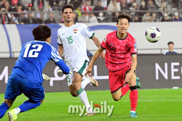 15일 오후 경기도 용인 미르스타디음에서 진행된 '2026 국제축구연맹(FIFA) 북중미 월드컵 아시아 지역 3차 예선 B조 4차' 대한민국-이라크와의 경기에서 이재성이 돌파를 하고 있다. / 용인 = 곽경훈 기자