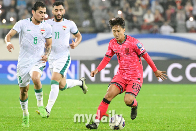 15일 오후 경기도 용인 미르스타디음에서 진행된 '2026 국제축구연맹(FIFA) 북중미 월드컵 아시아 지역 3차 예선 B조 4차' 대한민국-이라크와의 경기에서 이승우가 돌파를 하고 있다. / 용인 = 곽경훈 기자