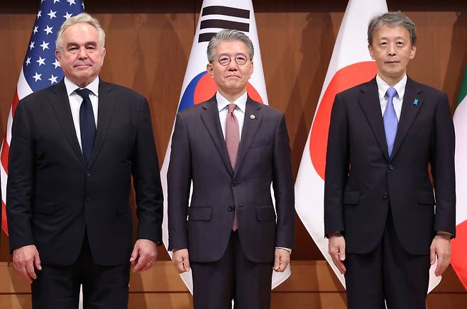 김홍균 외교부 1차관이 16일 오후 정부서울청사 별관 외교부에서 대북제재 관련 대외 발표 기자회견에 앞서 커트 캠벨 미 국무부 부장관, 오카노 마사타카 일 외무성 사무차관과 기념촬영을 하고 있다. [연합]