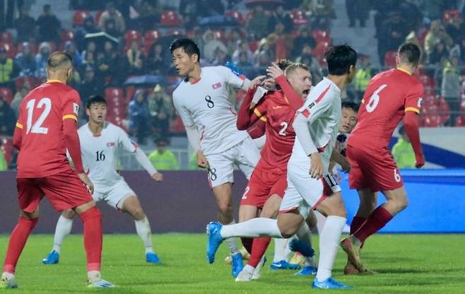 [서울=뉴시스] 키르기스스탄과 경기하고 있는 북한 남자 축구 선수단. (사진=AFC 홈페이지 캡처) *재판매 및 DB 금지