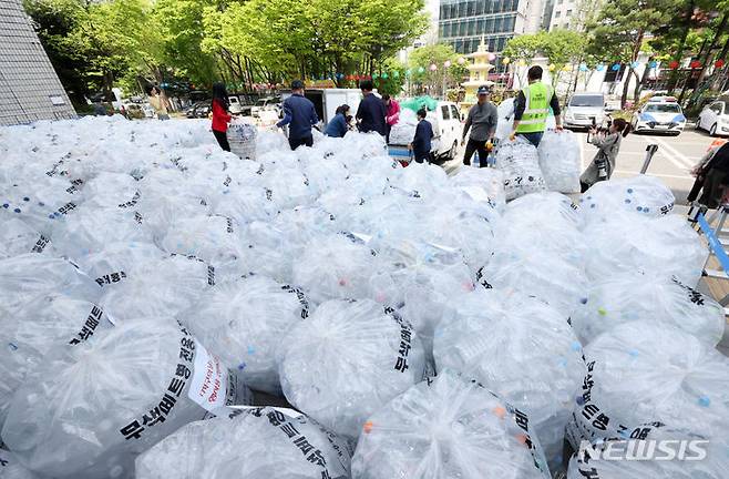 [서울=뉴시스] 조성우 기자 =지난 4월19일 오전 서울 서초구청에서 열린 2024 지구사랑 서초 탄소중립 페스타에서 관계자들이 투명 페트병 수거 퍼포먼스를 하고 있는 모습. 2024.04.19. xconfind@newsis.com