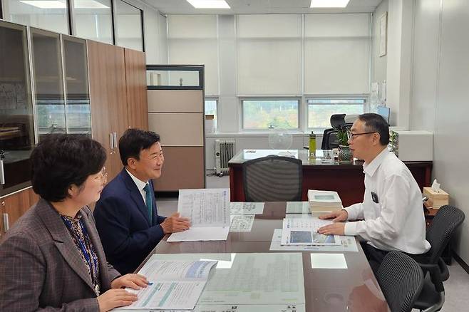 [여수=뉴시스] 정기명 여수시장이 16일 기획재정부를 방문해 섬박람회 예산을 비롯한 현안 사업비 지원을 건의하고 있다. (사진=여수시 제공) 2024.10.16. photo@newsis.com *재판매 및 DB 금지