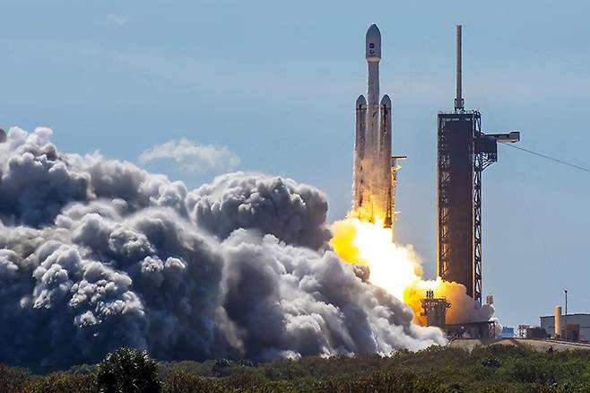 유로파 클리퍼를 탑재한 팔컨 헤비 로켓이 날아오르는 모습. SpaceX